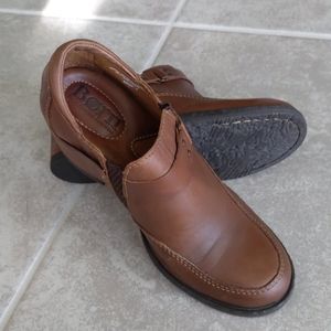 Born Slip On Leather Heels Casual Boot Sz 6.5